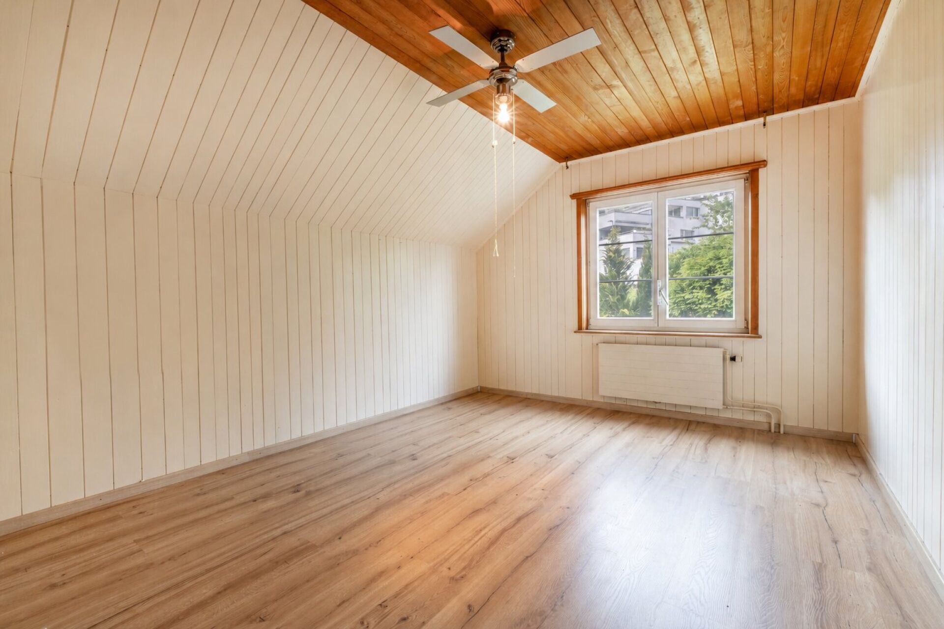 Leerer Dachraum mit Holzdecke
