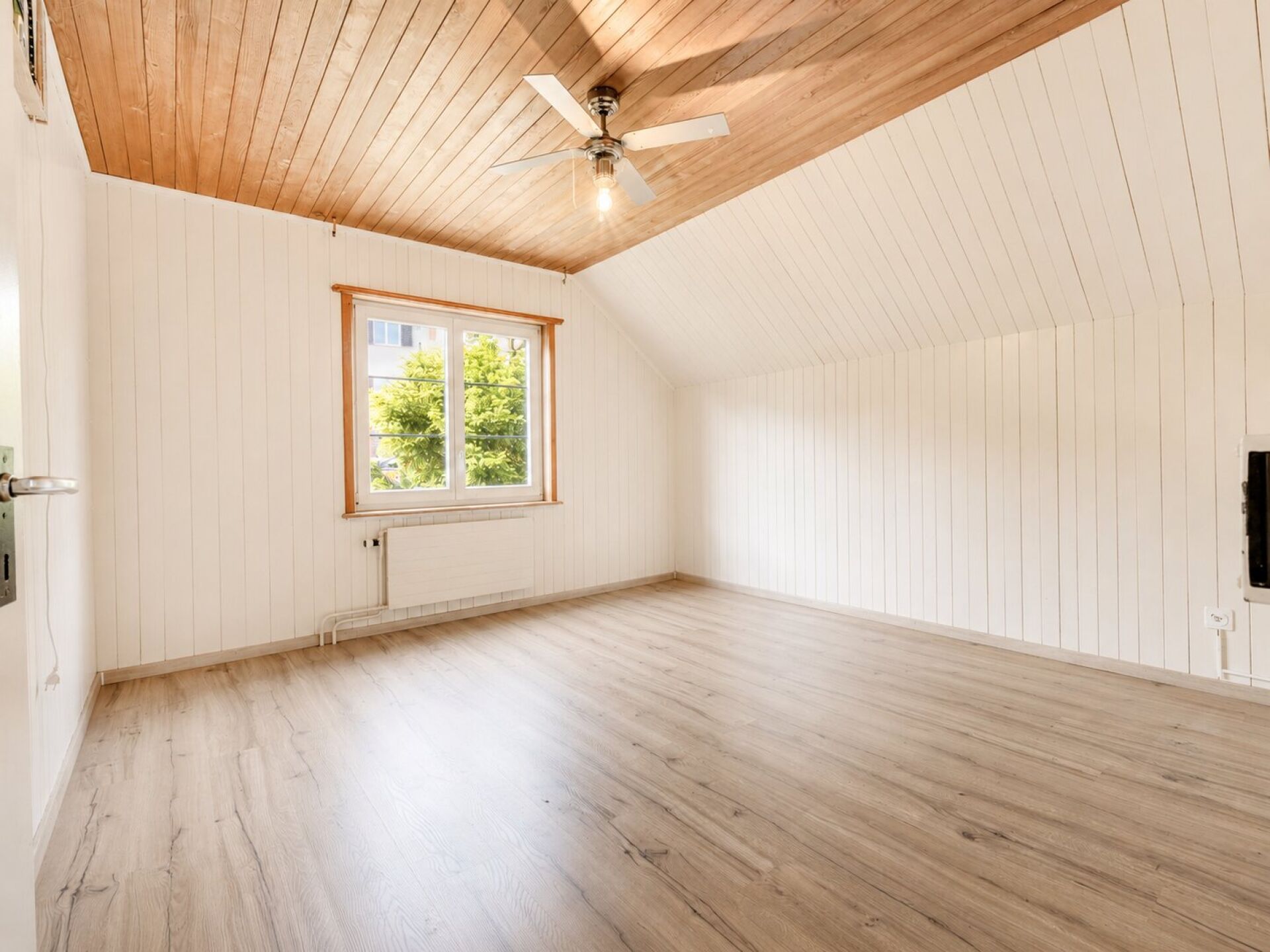 Heller leerer Dachraum mit Holzdecke