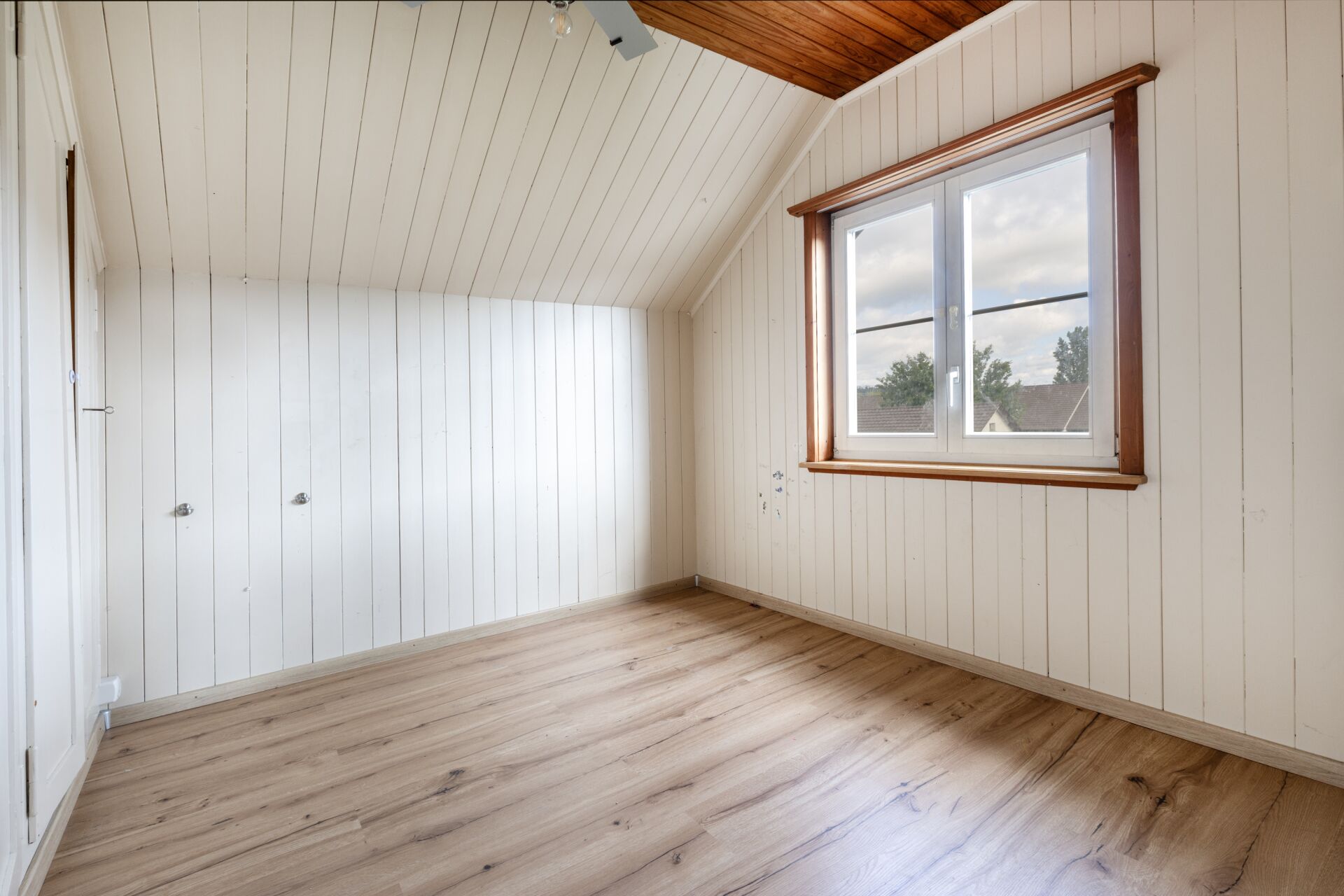 Leerer Dachraum mit Holzboden