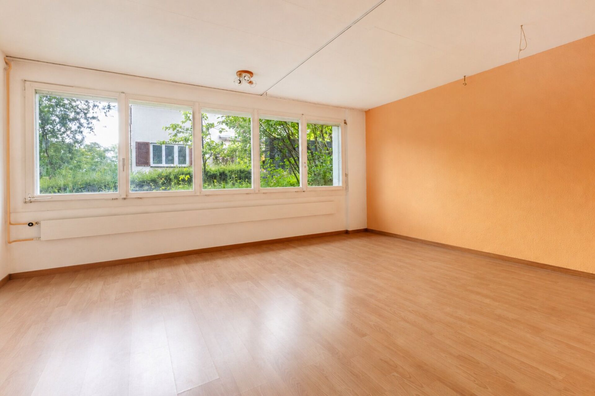Leerer Wohnraum mit großem Fensterband