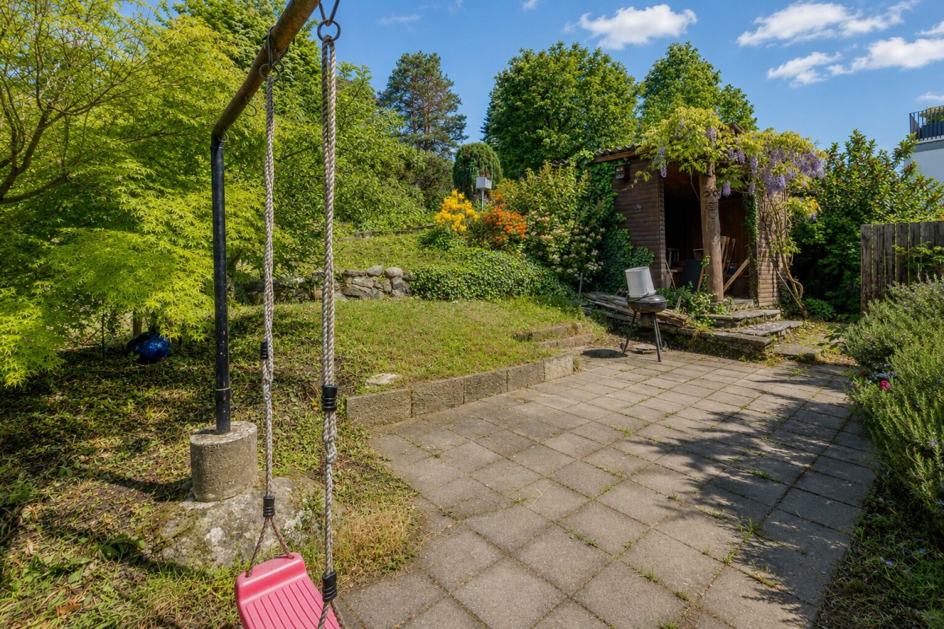 Garten mit Terrasse und Spielbereich