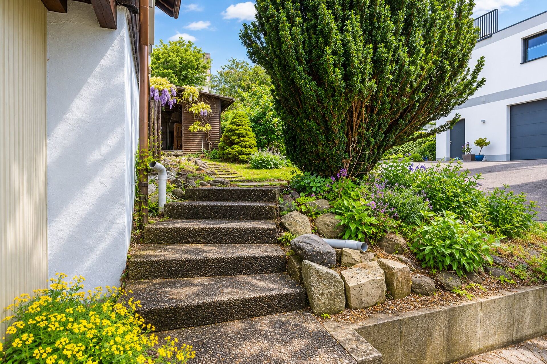 Gartenaufgang mit Treppe und Bepflanzung