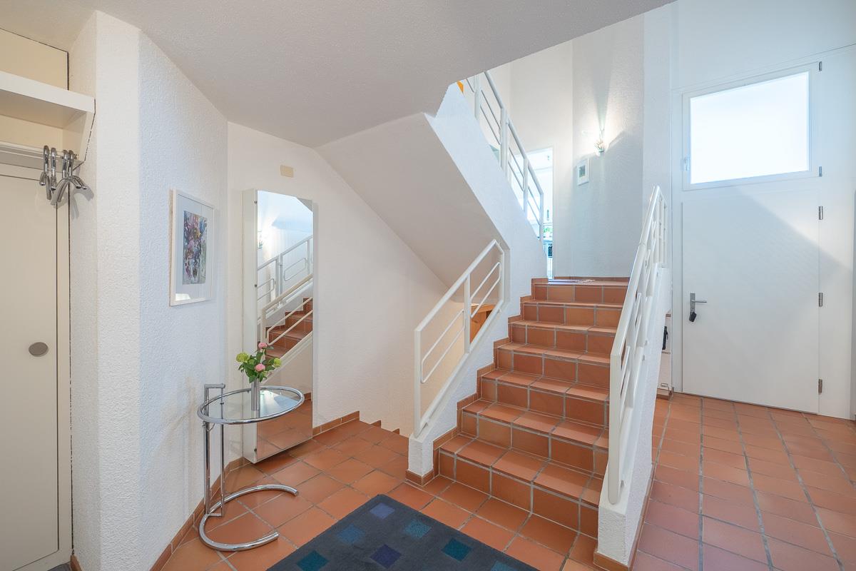 Heller Eingangsbereich mit Treppe