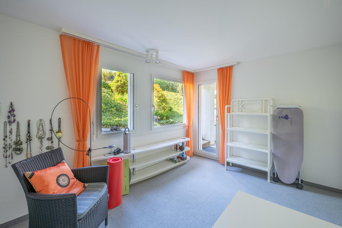 Helles Zimmer mit orangefarbenen Vorhängen