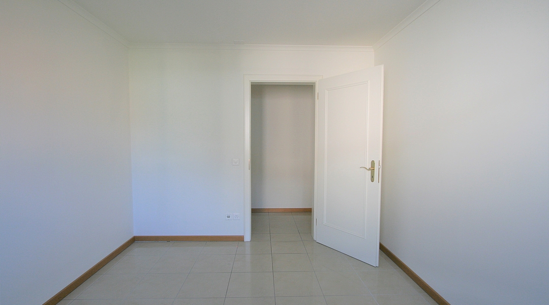 Leeres weißes Zimmer mit geöffneter Tür