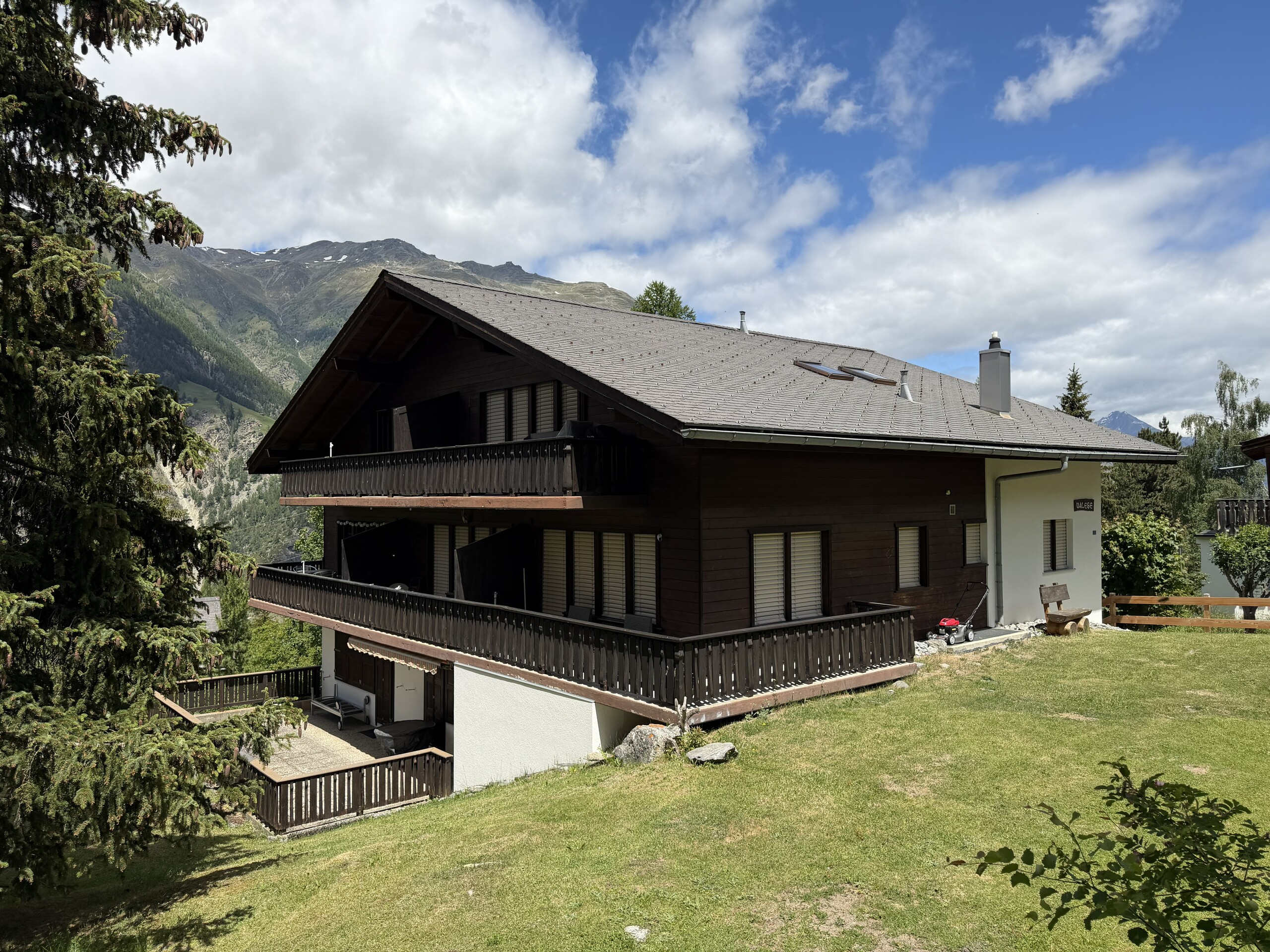 Alpines Holzhaus mit Bergblick
