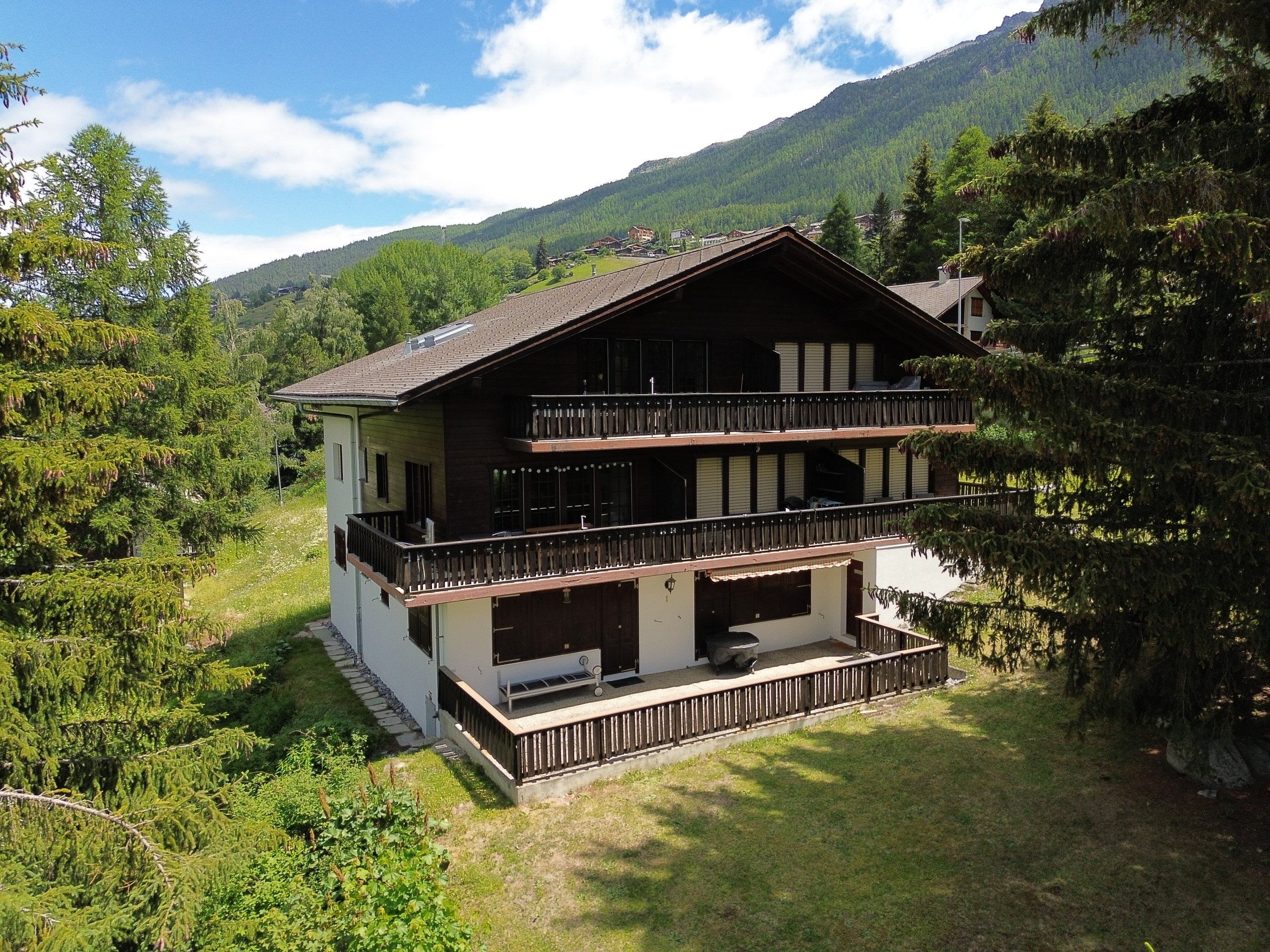 Alpenhaus mit umlaufenden Balkonen