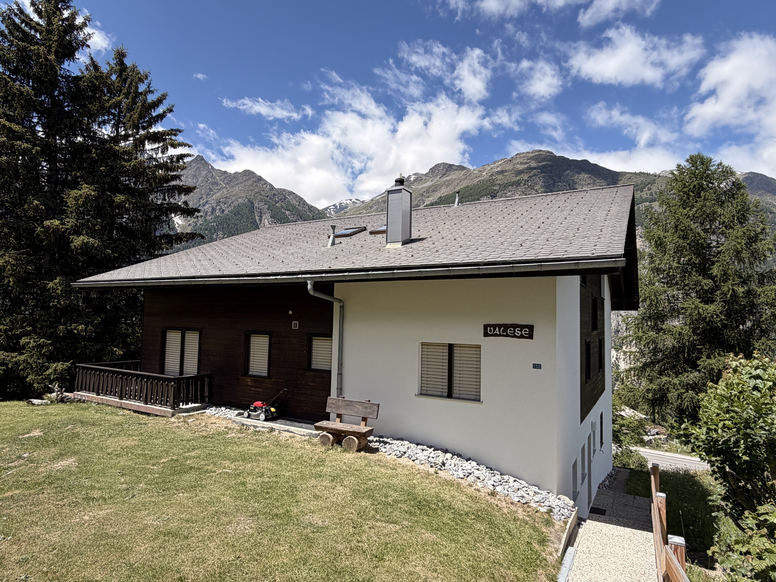 Alpenhaus mit großem Satteldach