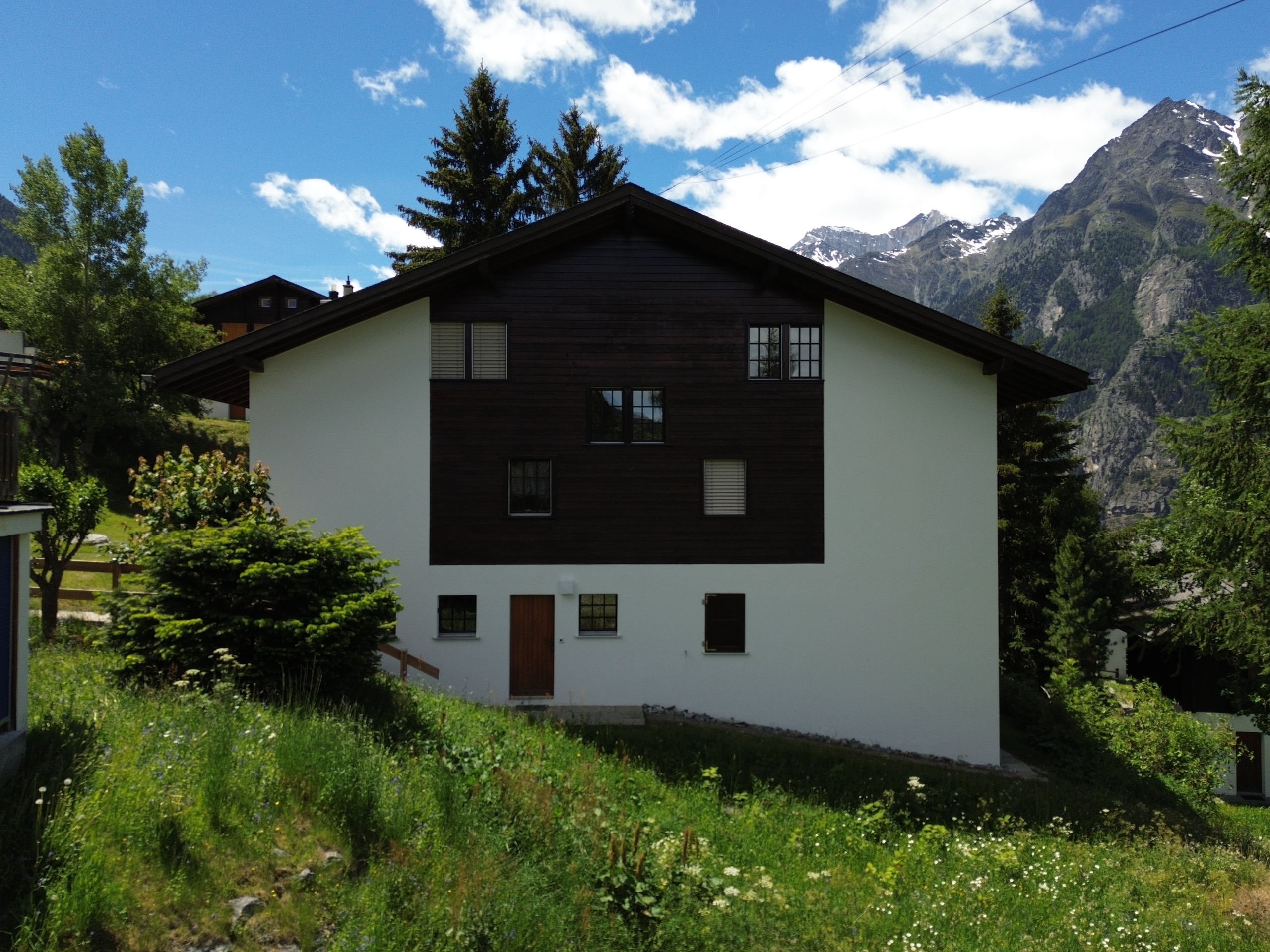 Alpines Wohnhaus mit Bergkulisse