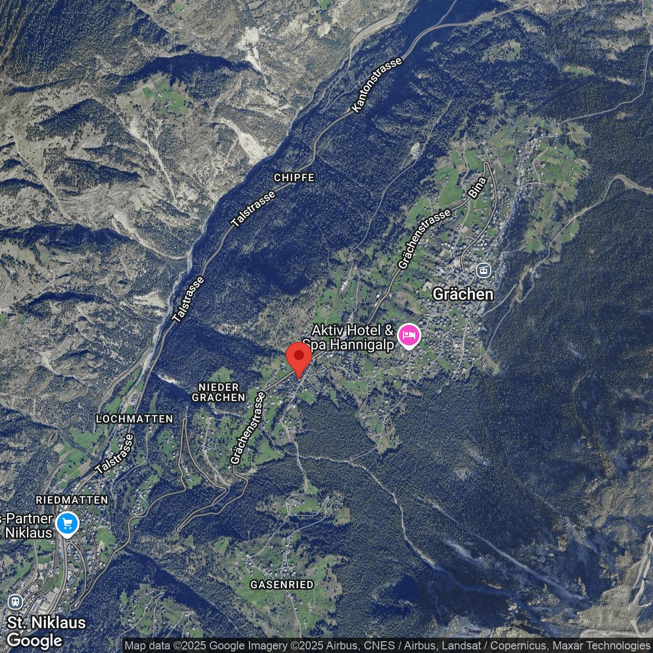 Satellitenkarte einer Bergregion mit Orts- und Straßennamen