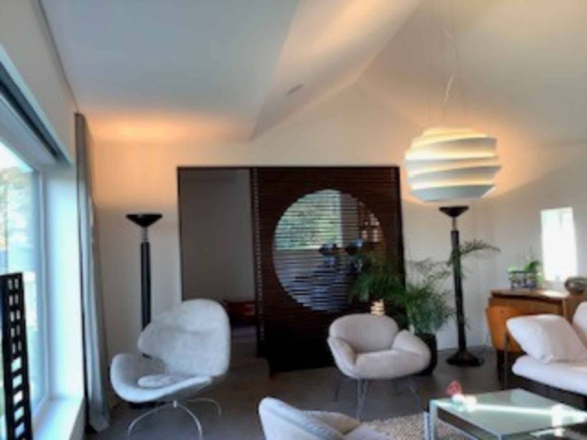 Modernes, helles Wohnzimmer mit Designermöbeln