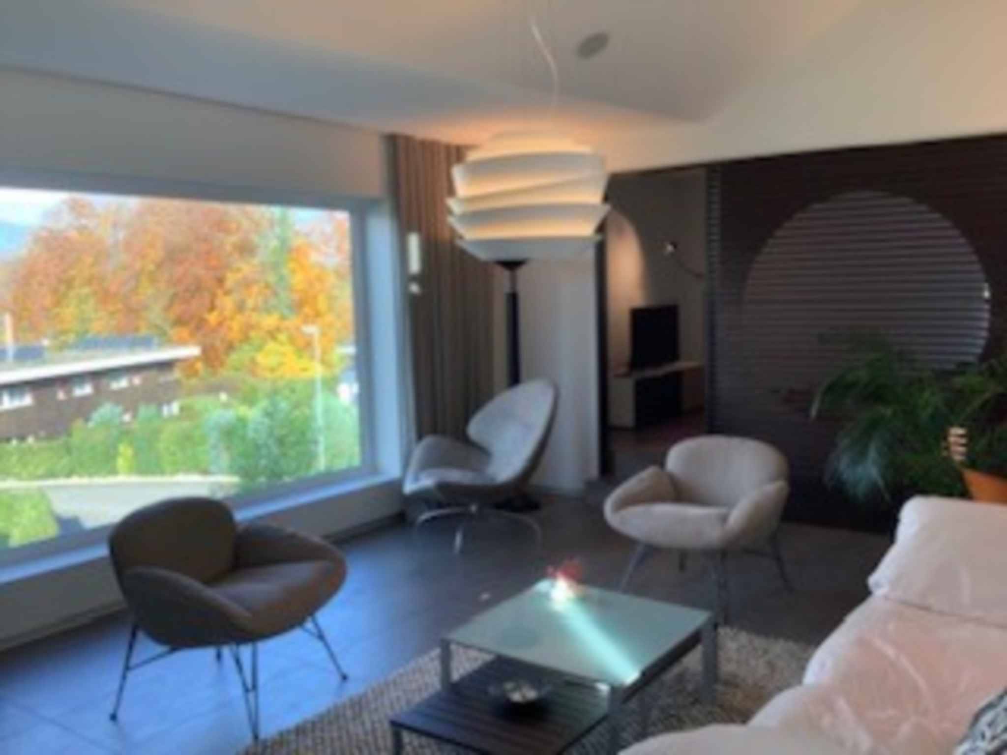 Modernes Wohnzimmer mit großem Fenster