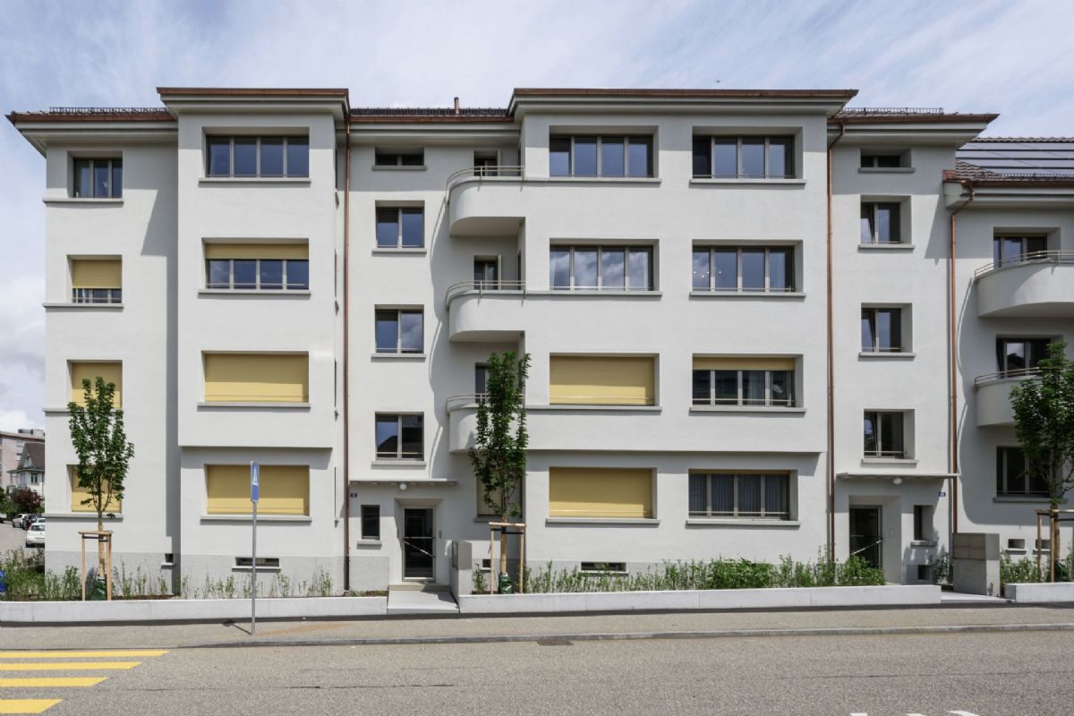 Mehrfamilienhaus mit heller Putzfassade