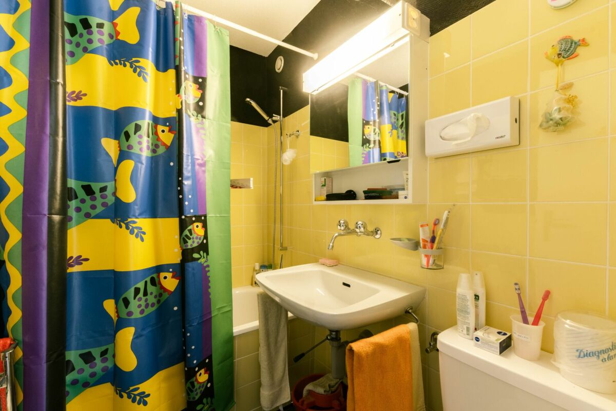 Bunt gefliestes Badezimmer mit Duschvorhang