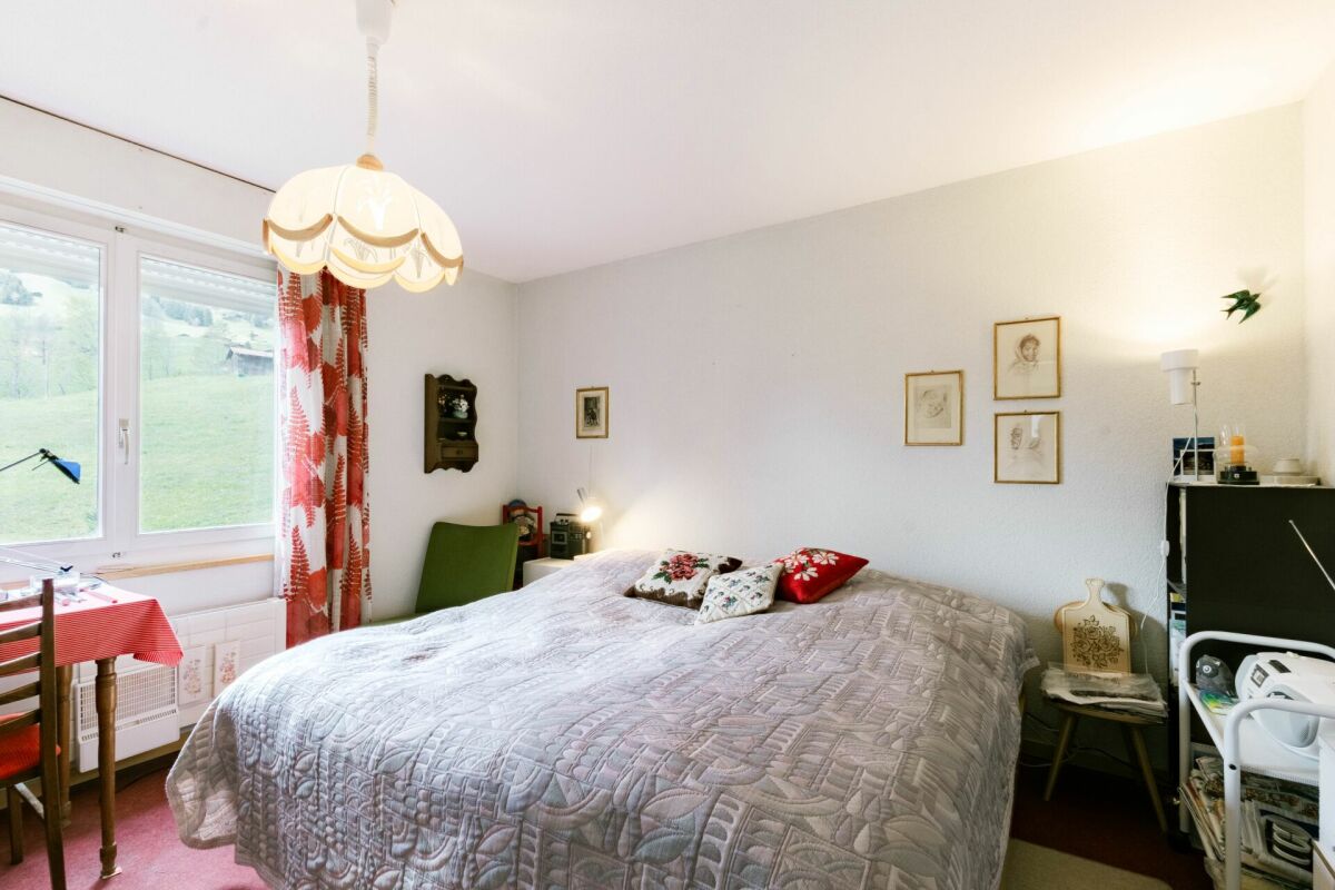 Gemütliches Schlafzimmer mit großem Bett und Tageslicht
