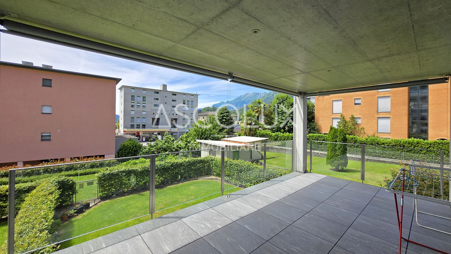 Überdachte Terrasse mit Bergblick