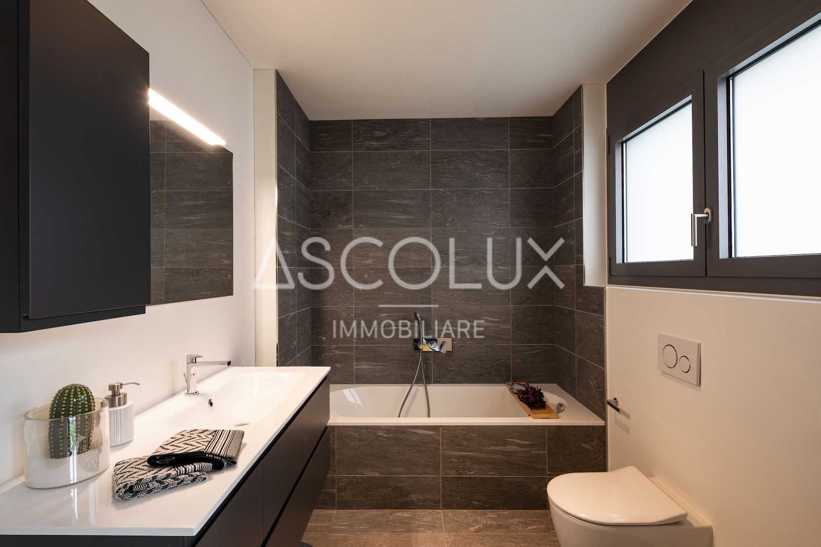 Modernes Badezimmer mit Badewanne und Waschtisch