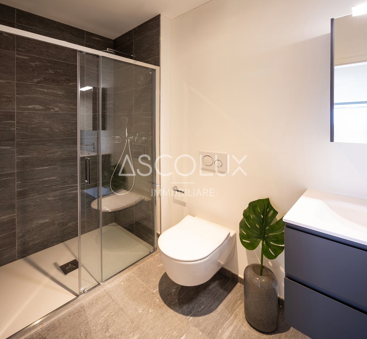 Modernes Badezimmer mit Dusche und WC