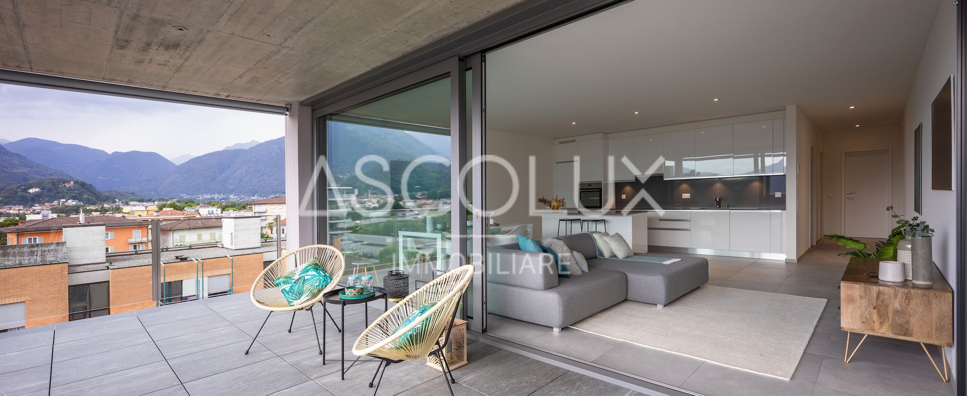 Moderne Dachterrasse mit offenem Wohn-Essbereich