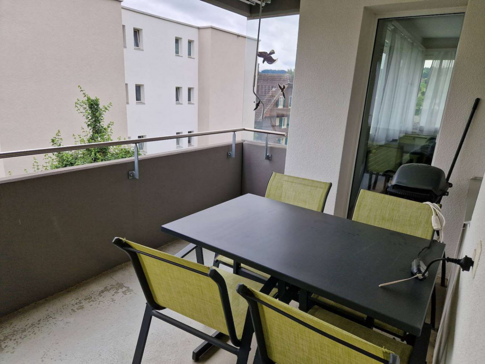 Balkon mit Esstisch