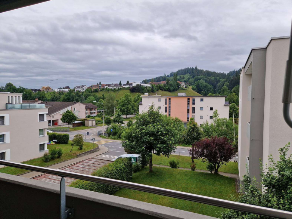 Balkonblick über Wohnanlage und Grünfläche