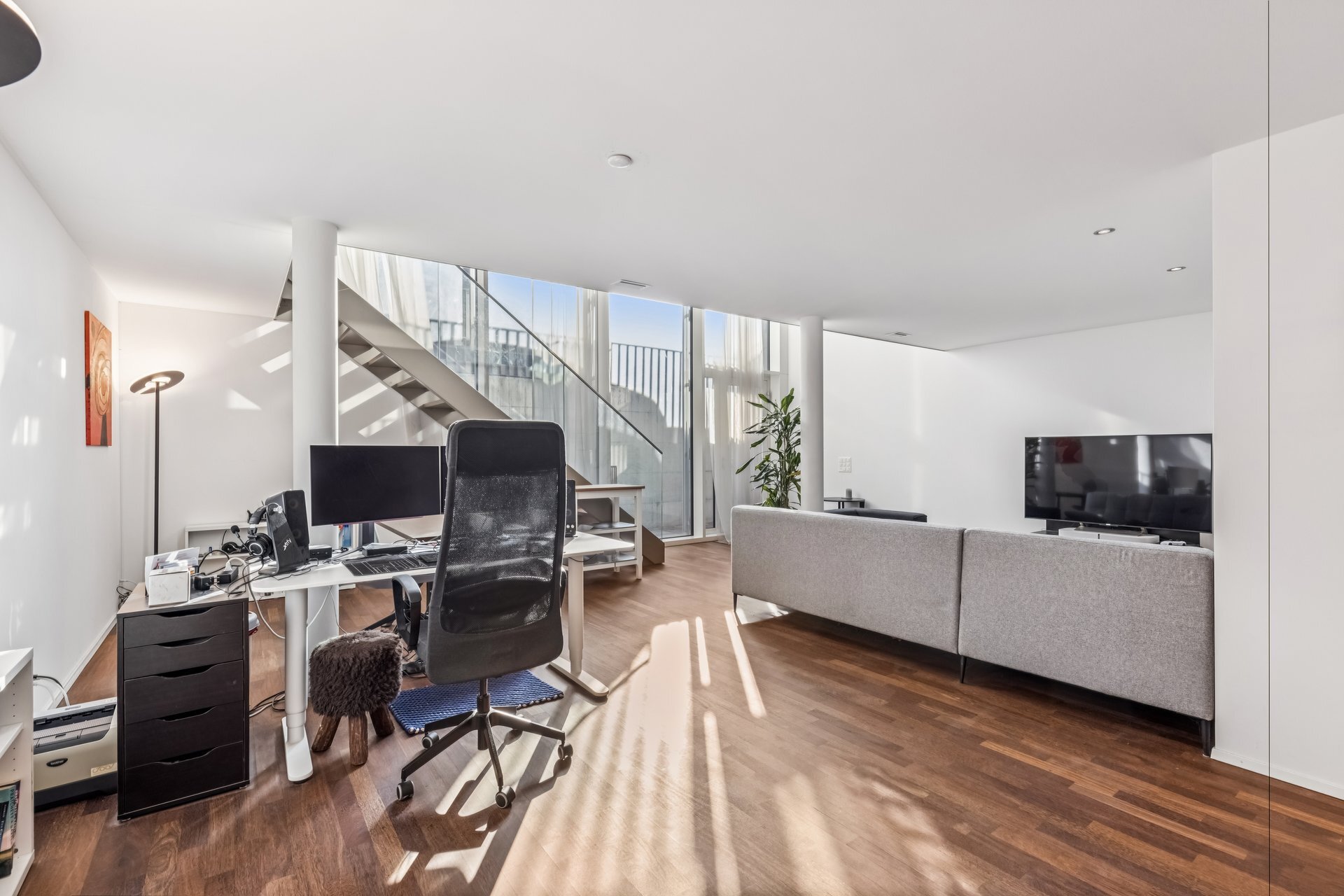Modernes, offenes Wohnstudio mit Arbeitsbereich