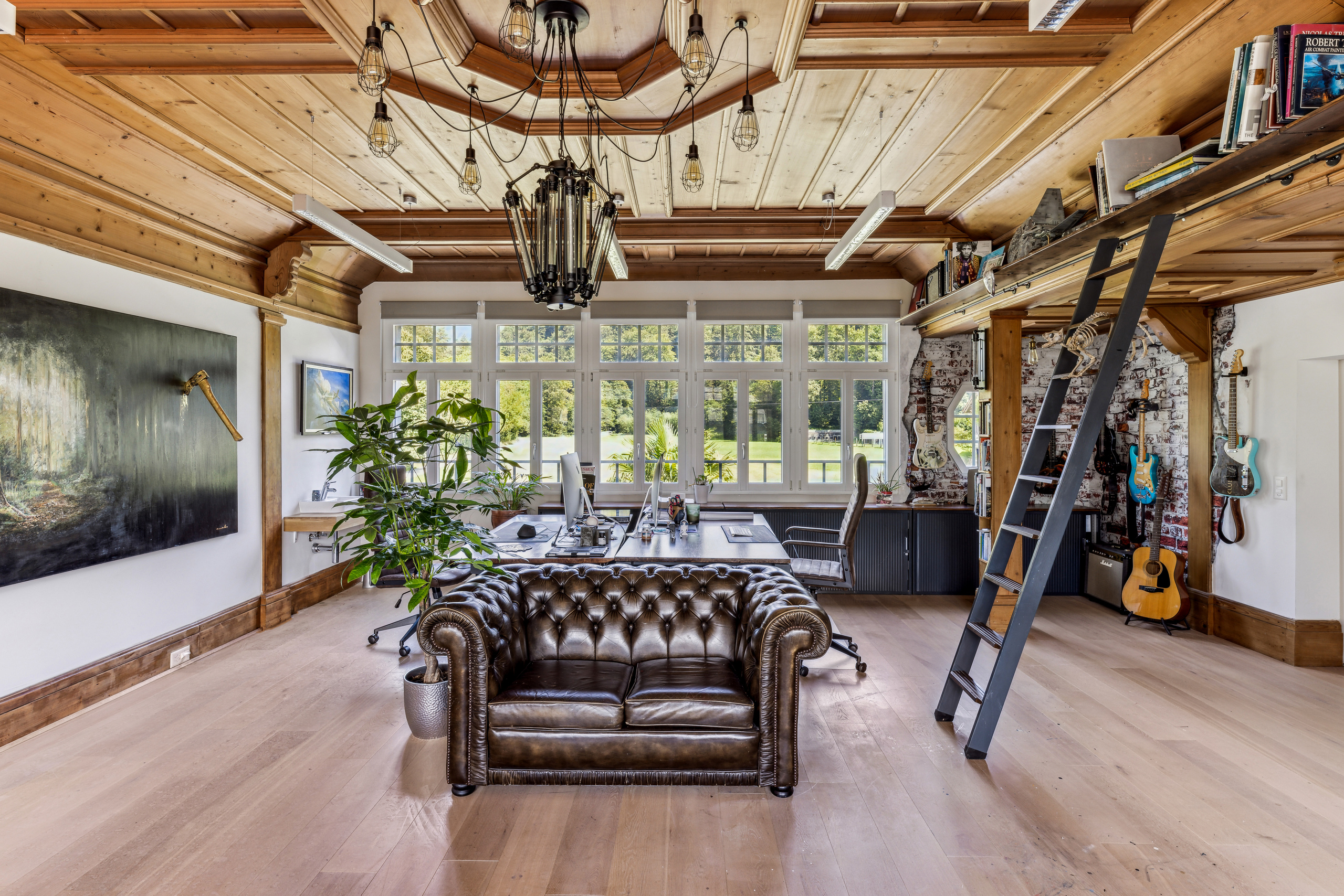 Büro mit rustikalem Holzinterieur
