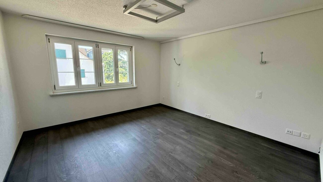 Leerer, modernisierter Raum mit Fenster