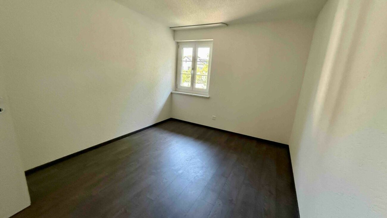 Leerer heller Raum mit Fenster