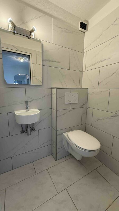 Gäste-WC mit Wandtoilette
