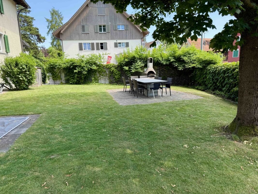 Garten mit Terrasse und Essplatz
