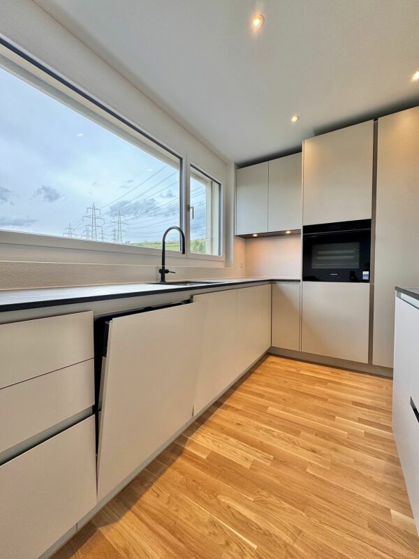 Moderne Küche mit großer Fensterfront