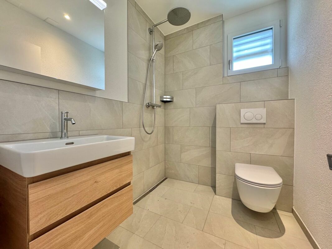 Modernes Badezimmer mit Dusche und WC