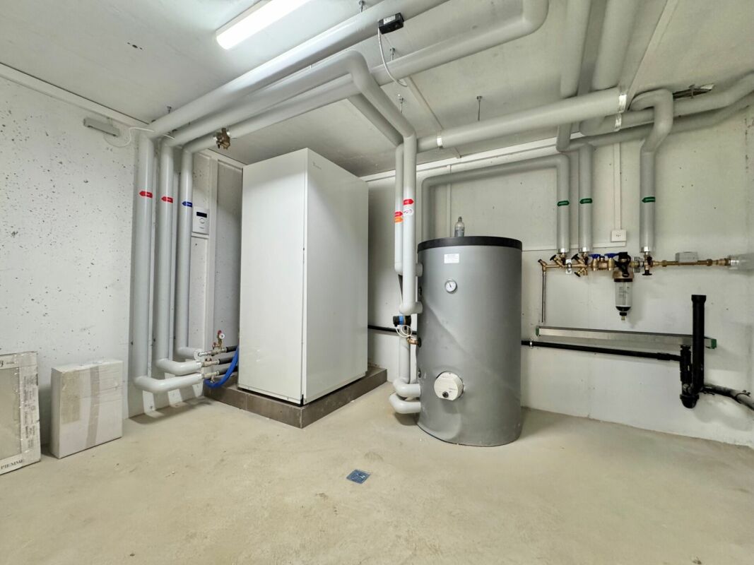Technikraum mit Heizungs- und Rohrinstallationen