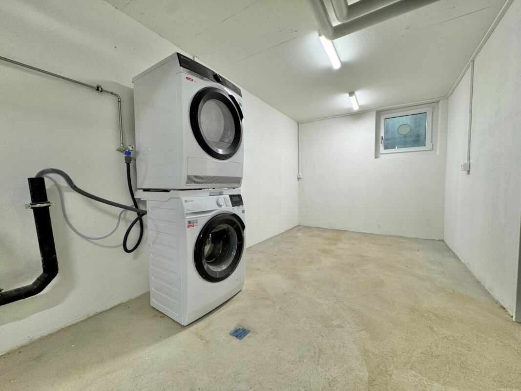 Hauswirtschaftsraum mit Waschmaschine und Trockner