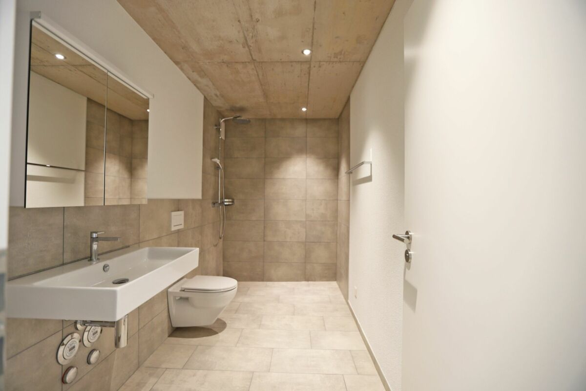 Modernes Bad mit Walk-in-Dusche