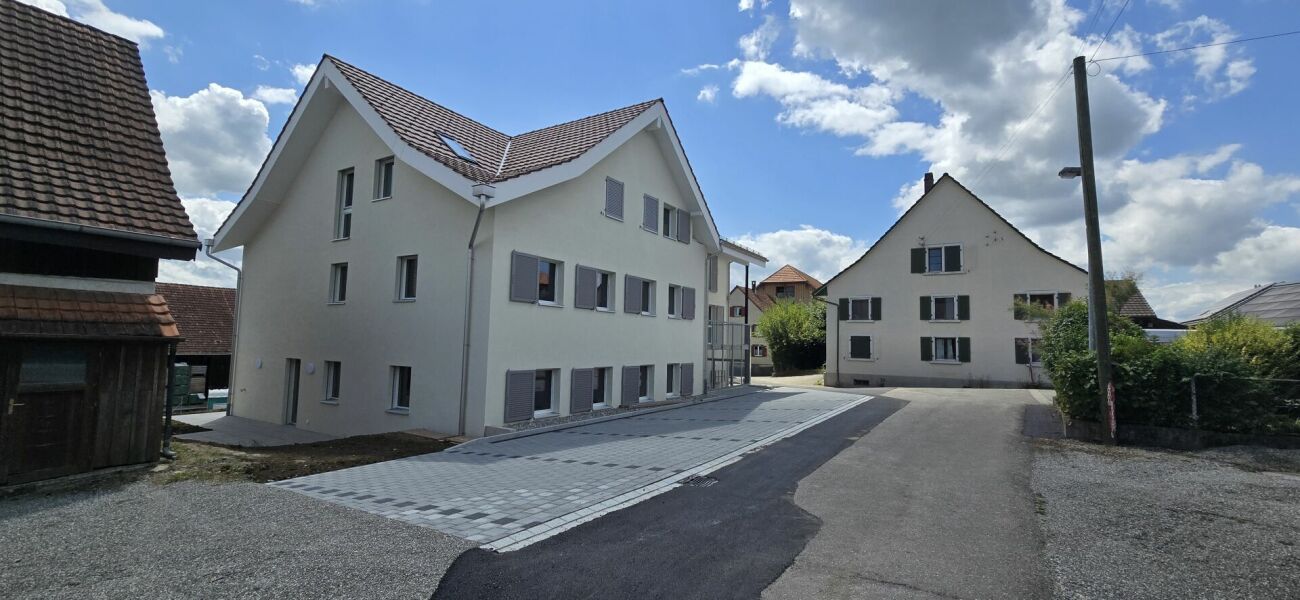 Wohngebäude mit gepflastertem Vorplatz