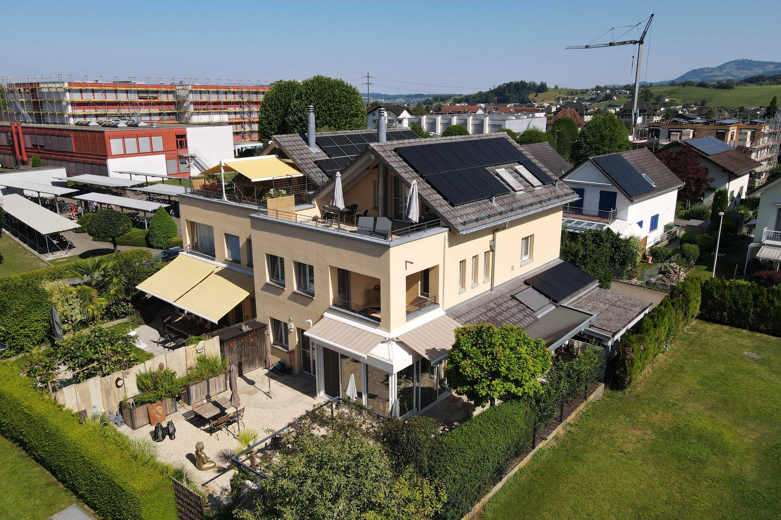 Drohnenaufnahme eines Einfamilienhauses mit Garten und Terrasse