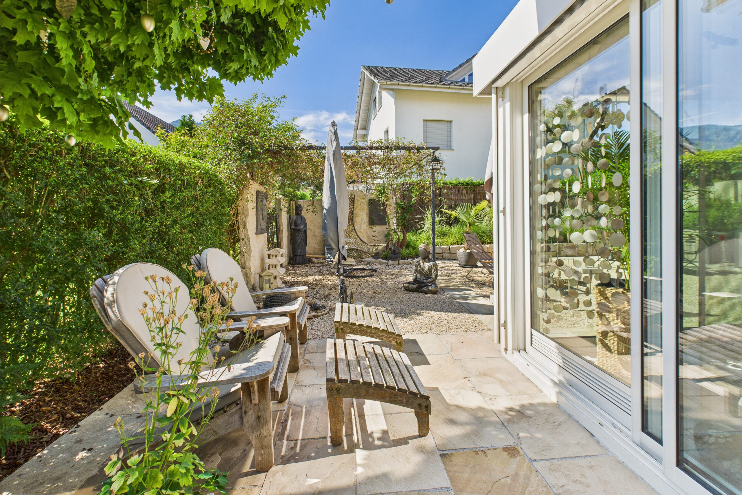 Garten mit Sitzbereich und Terrasse