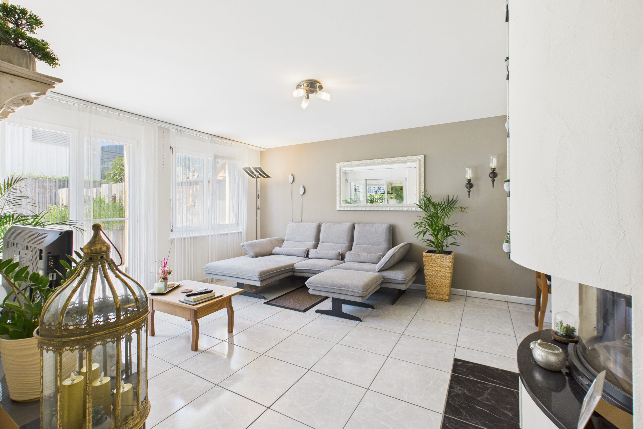 Helles Wohnzimmer mit Ecksofa