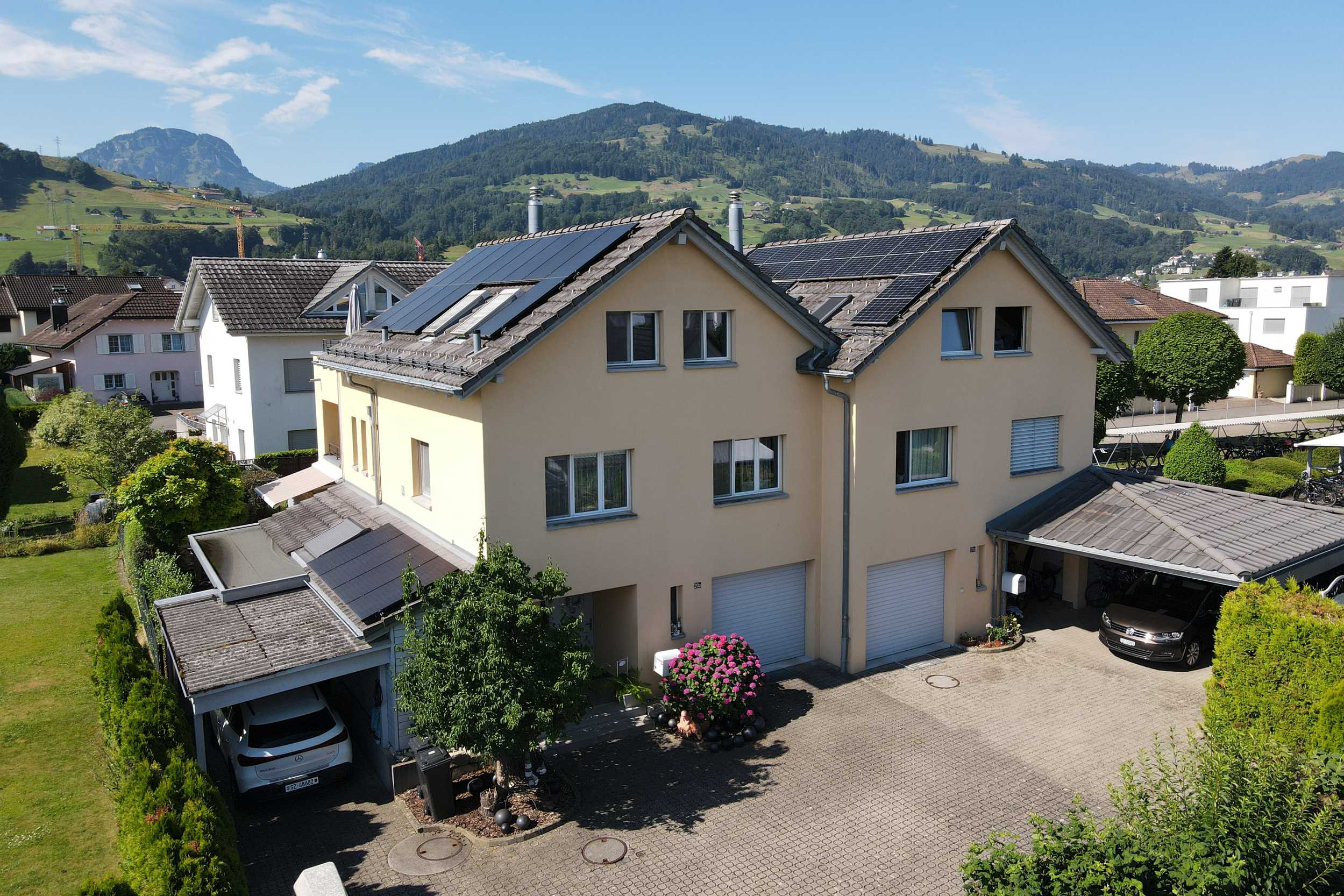 Wohnhaus mit Solaranlage und Bergblick