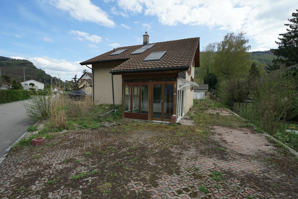 Hausaußenansicht mit Vorgarten