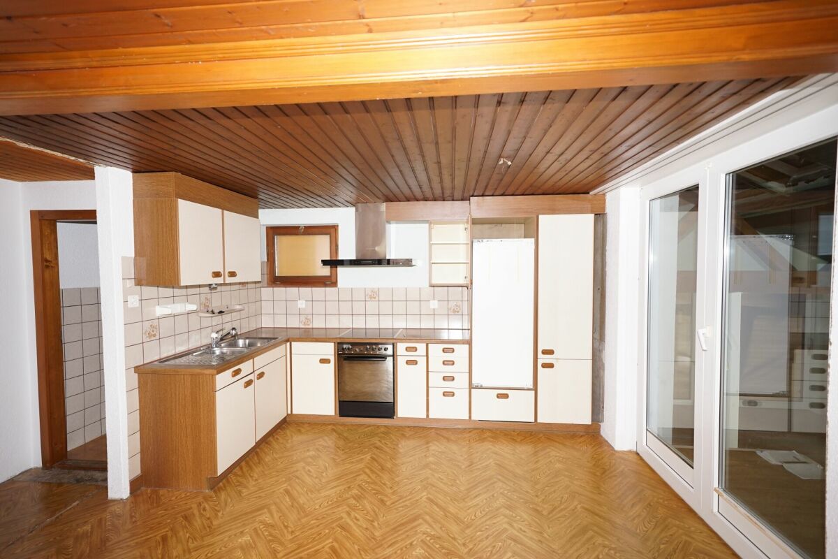 Küche mit Holzdecke und Schiebetür