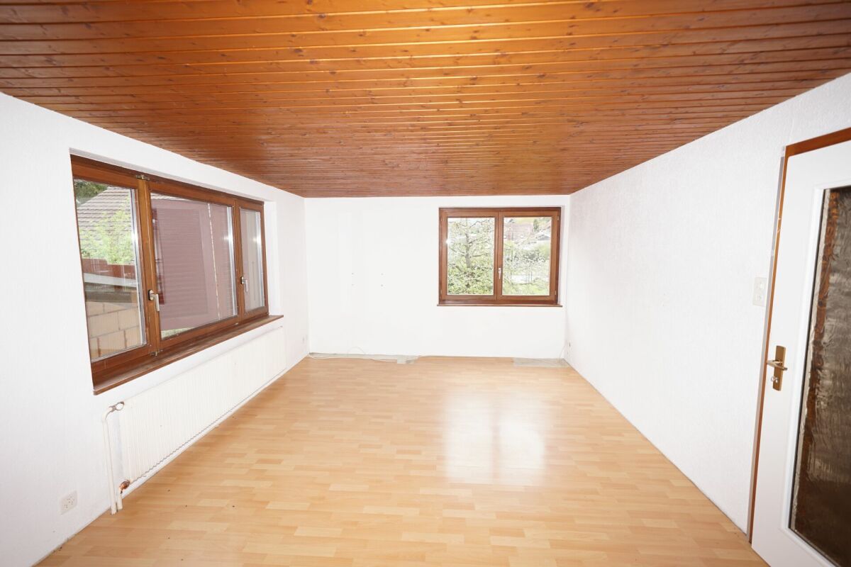 Leerer Wohnraum mit Holzdecke