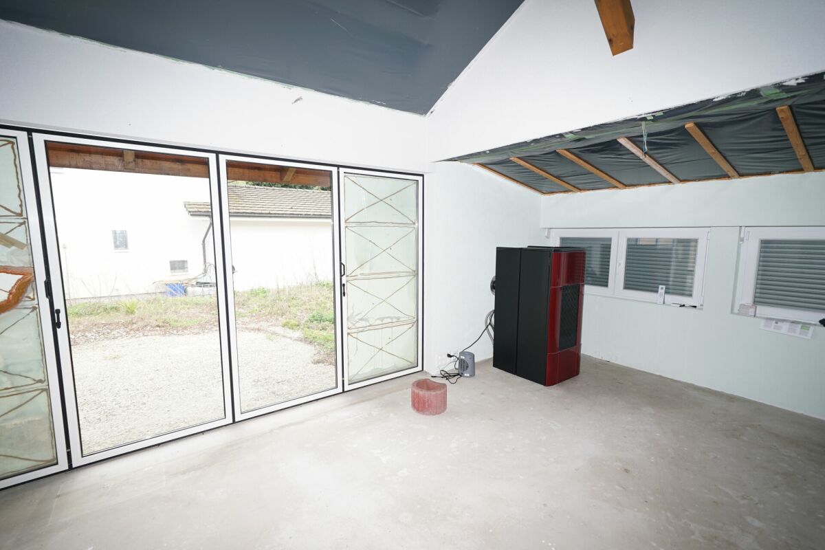 Unfertiger Innenraum mit großer Glasfront
