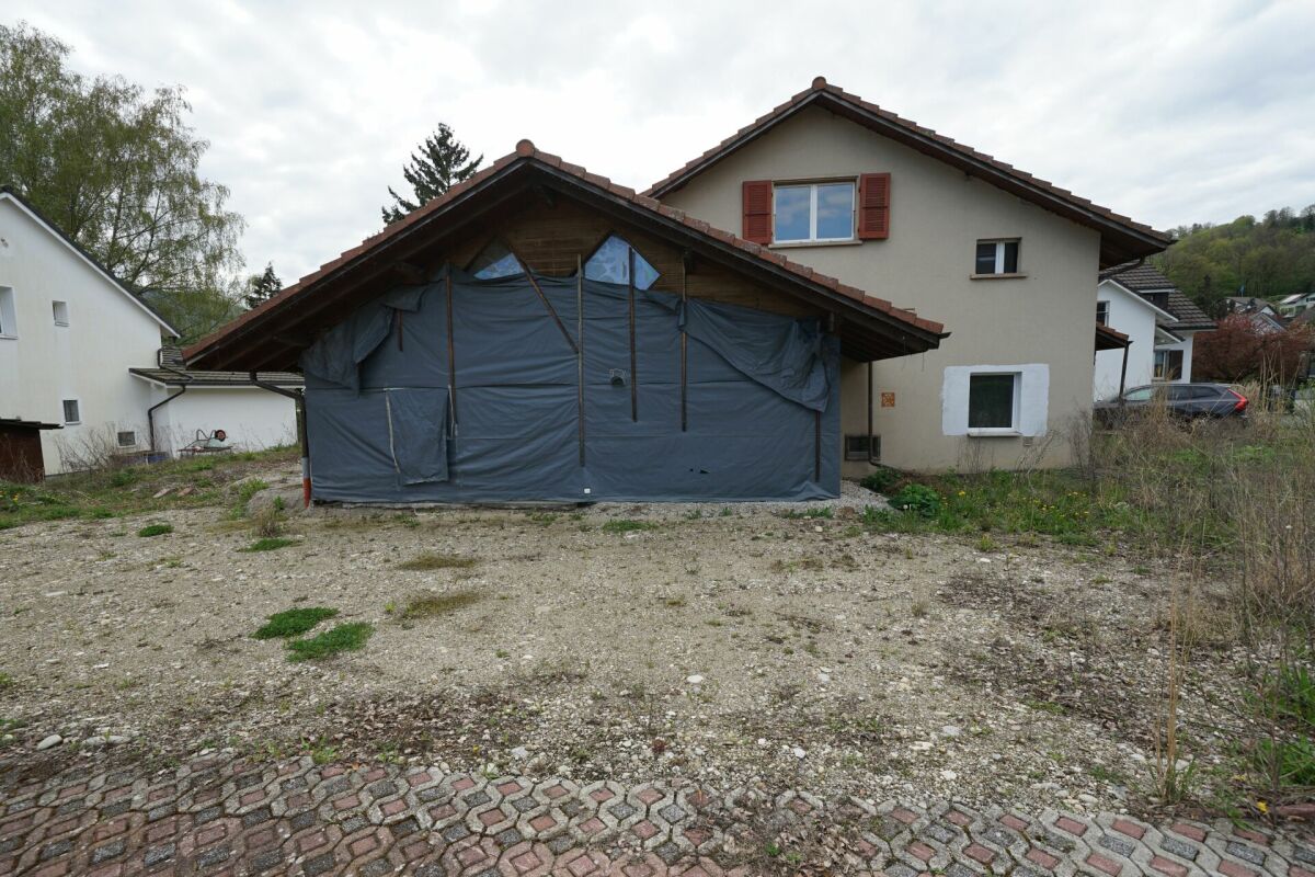 Außenansicht eines Hauses mit abgedecktem Anbau
