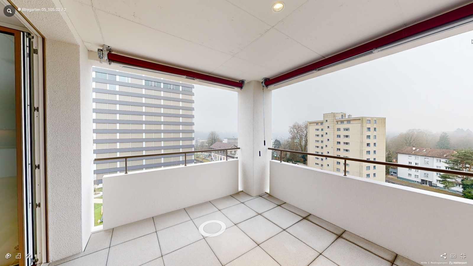 Überdachter Balkon mit Stadtblick