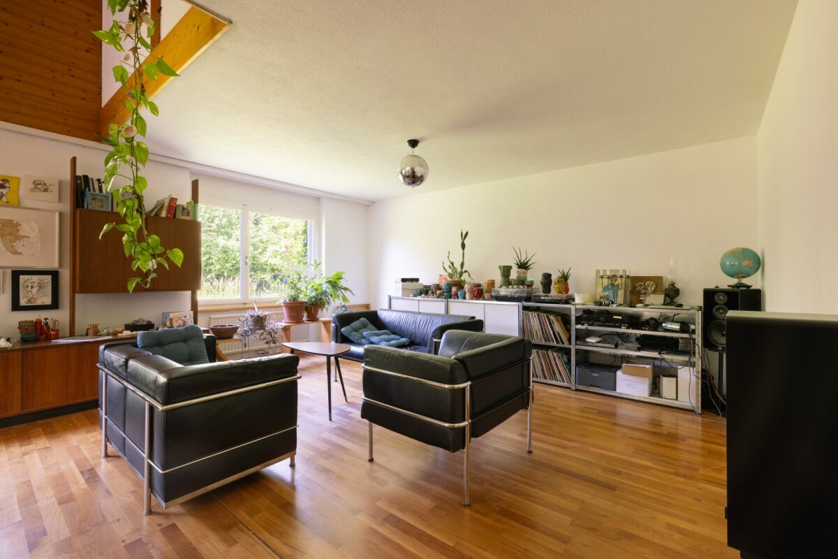 Helles Wohnzimmer mit Holzfußboden und Lounge-Möbeln