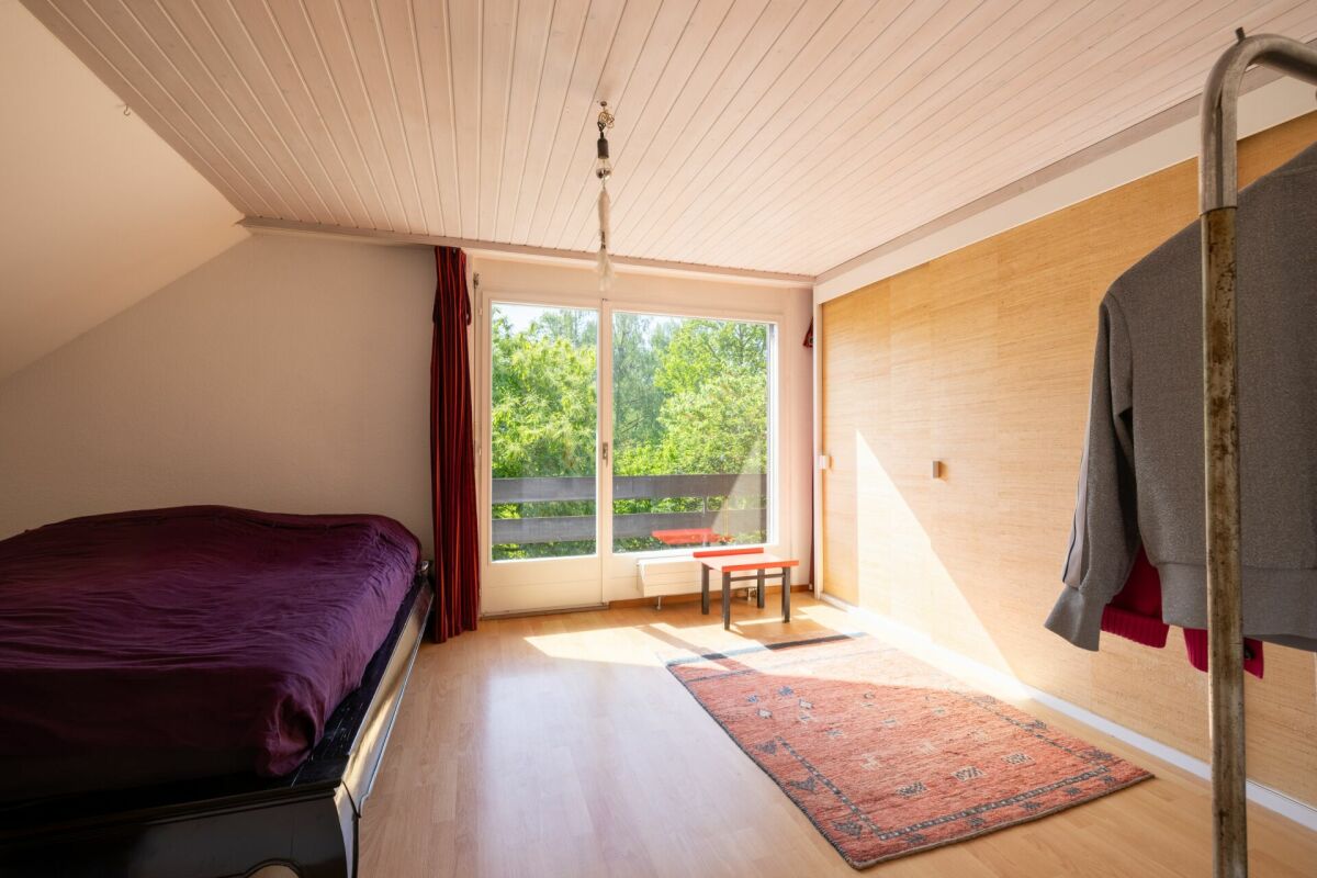 Helles Schlafzimmer mit Balkonzugang