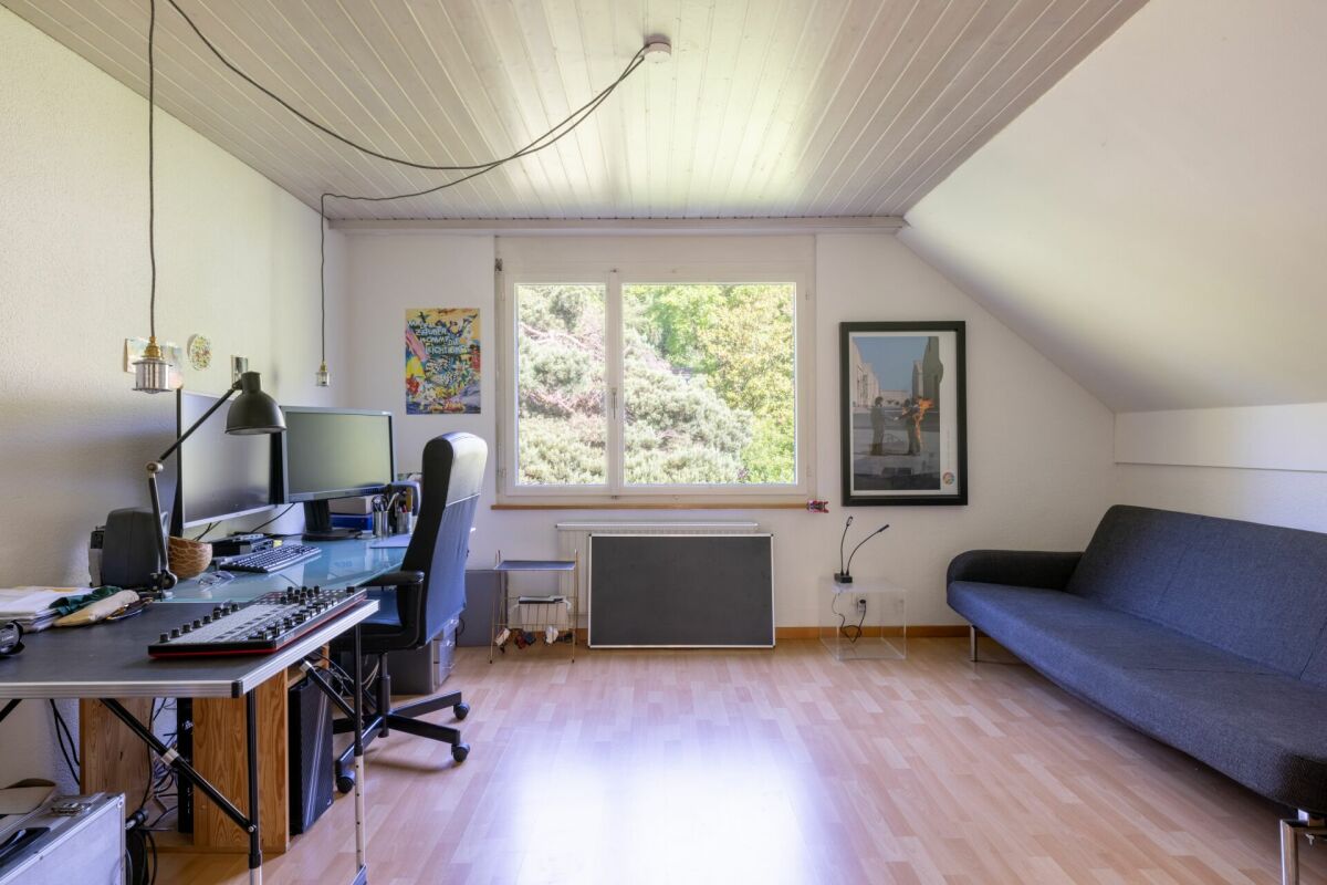 Dachzimmer mit Arbeitsbereich und Sofa